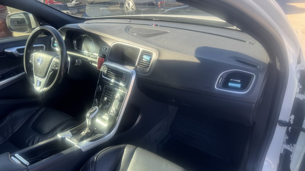 2017 Volvo V60 Image 24