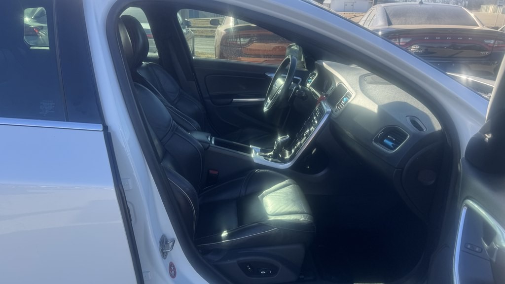 2017 Volvo V60 Image 25