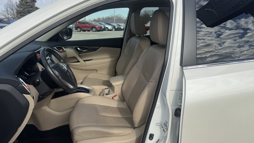 2016 Nissan Rogue Image 16