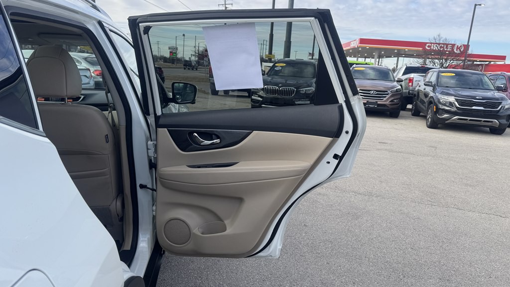 2016 Nissan Rogue Image 25