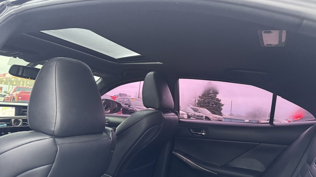2015 Lexus IS Image 24