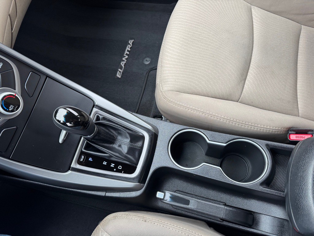 2016 Hyundai Elantra Image 28