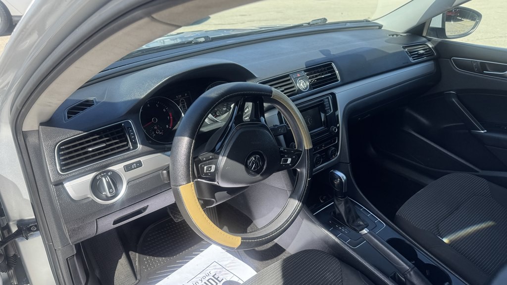 2016 Volkswagen Passat Image 14