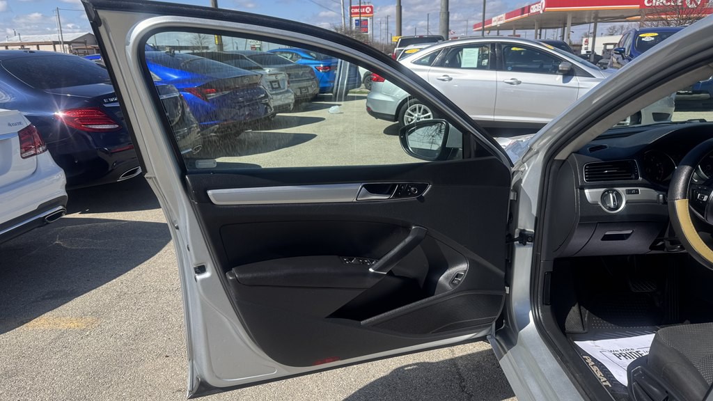 2016 Volkswagen Passat Image 16