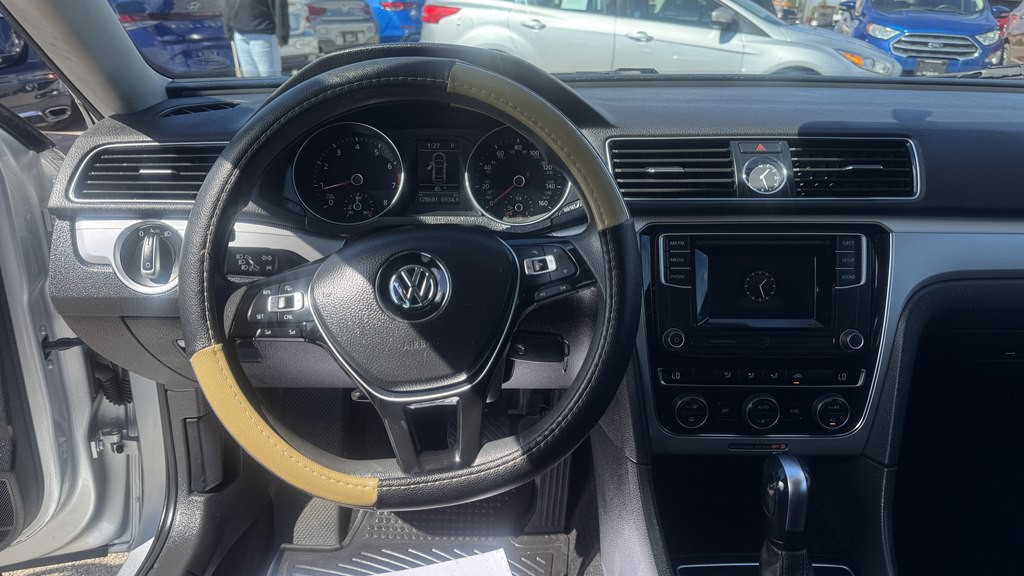 2016 Volkswagen Passat Image 17