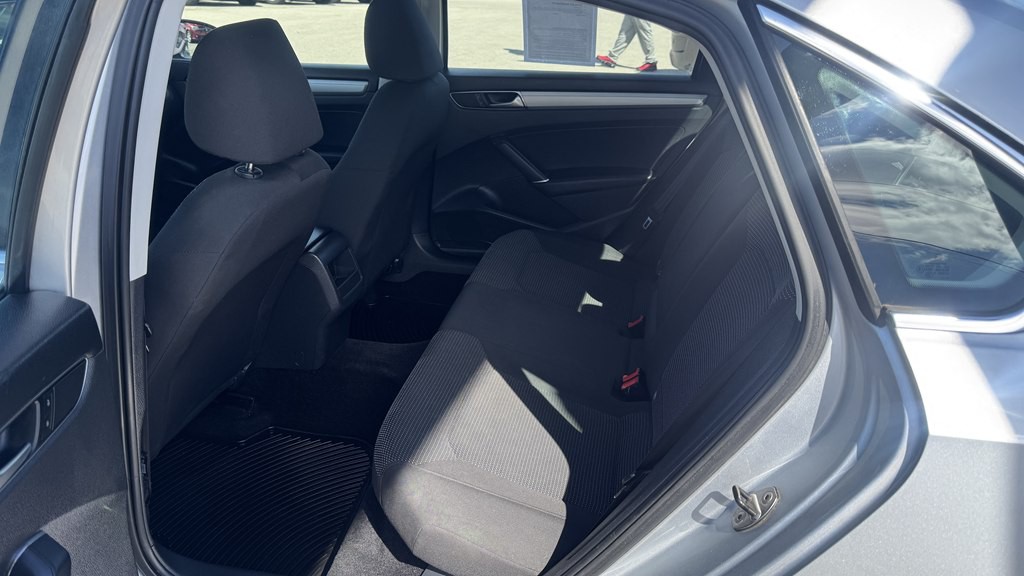 2016 Volkswagen Passat Image 21