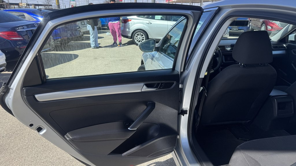 2016 Volkswagen Passat Image 22