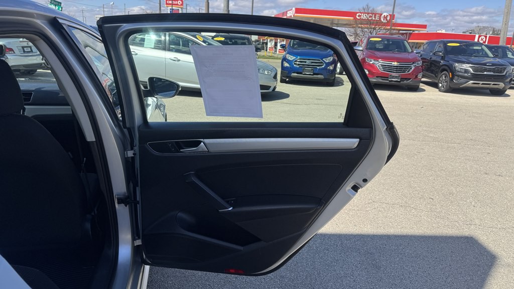 2016 Volkswagen Passat Image 24