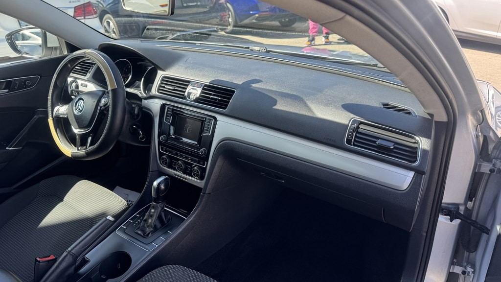 2016 Volkswagen Passat Image 27