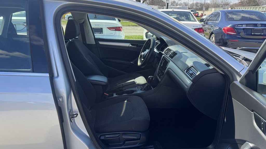 2016 Volkswagen Passat Image 28