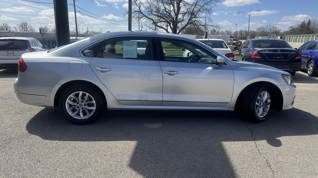 2016 Volkswagen Passat Image 9