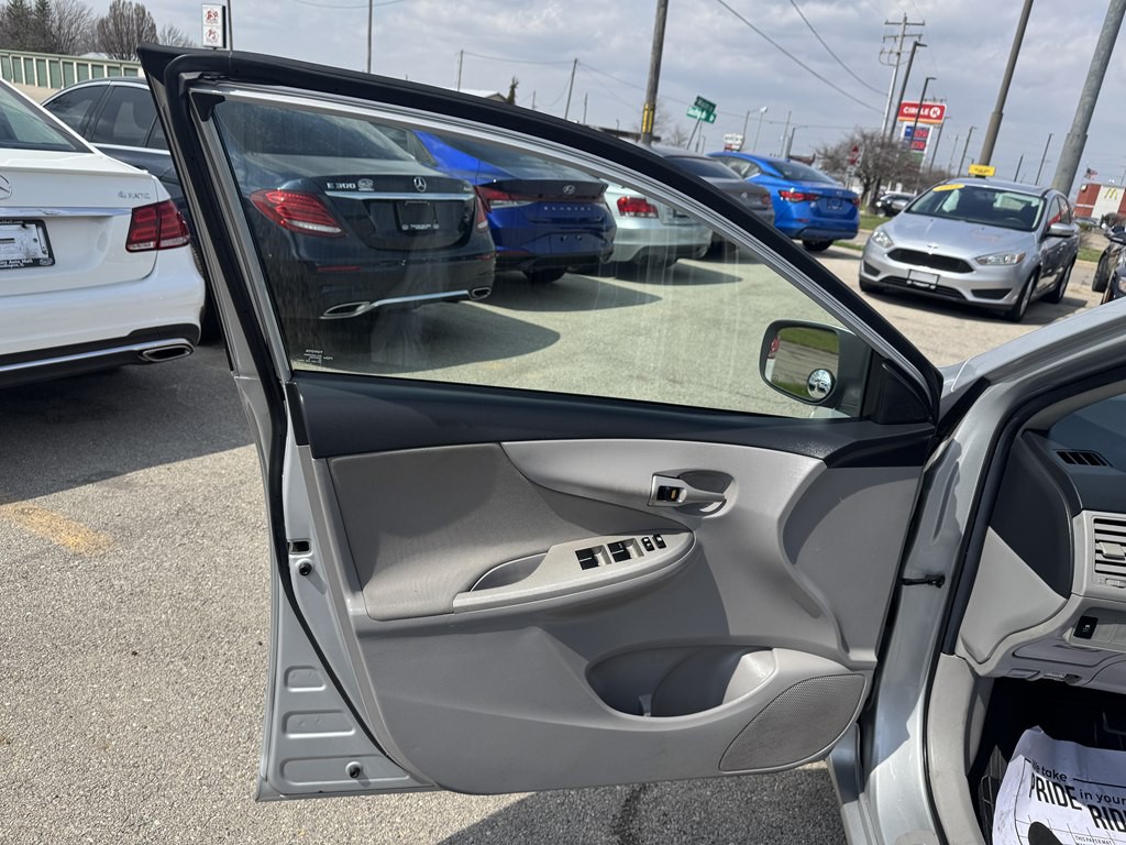 2013 Toyota Corolla Image 24