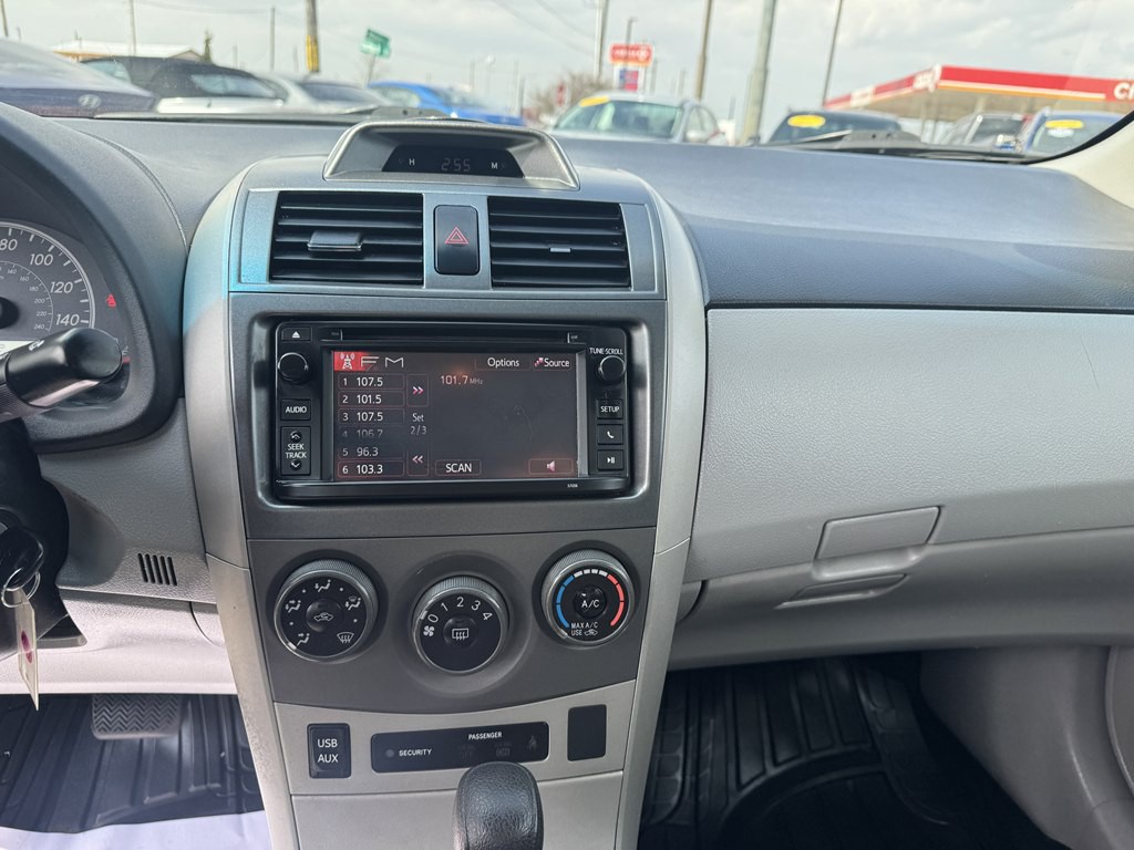 2013 Toyota Corolla Image 28