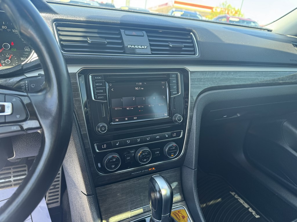 2018 Volkswagen Passat Image 25