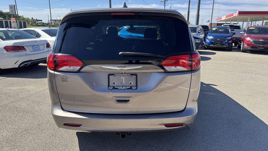 2017 Chrysler Pacifica Image 7