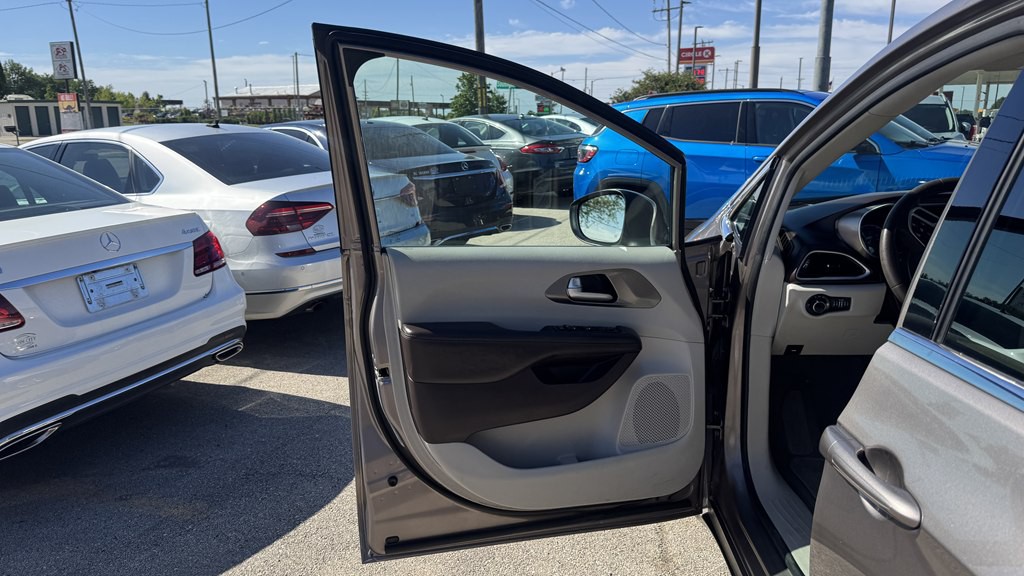 2017 Chrysler Pacifica Image 13