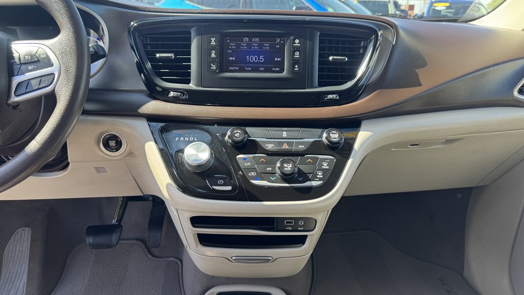 2017 Chrysler Pacifica Image 18