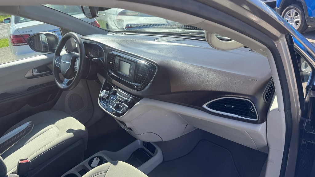 2017 Chrysler Pacifica Image 26