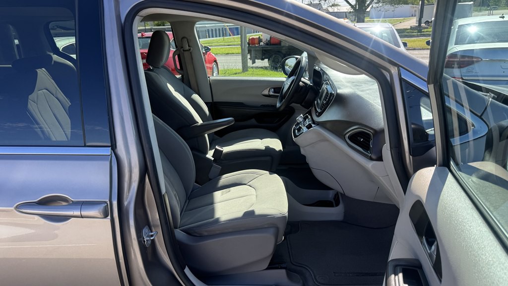 2017 Chrysler Pacifica Image 28