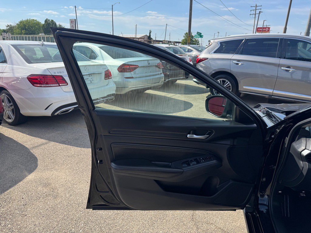 2020 Nissan Altima Image 24