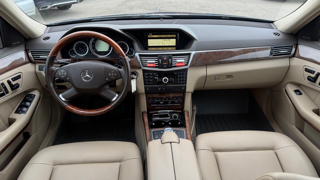 2010 Mercedes-Benz E-Class Image 23