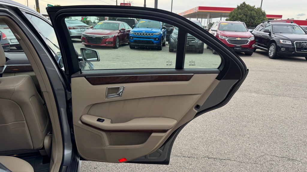 2010 Mercedes-Benz E-Class Image 24