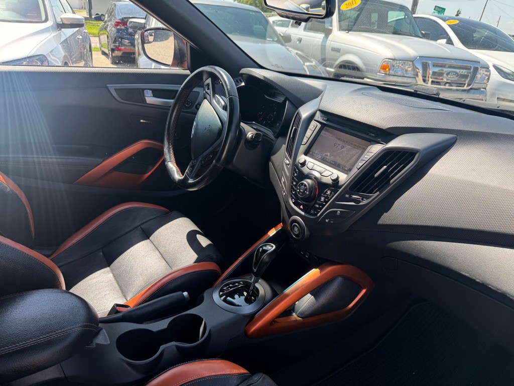 2016 Hyundai Veloster Image 13