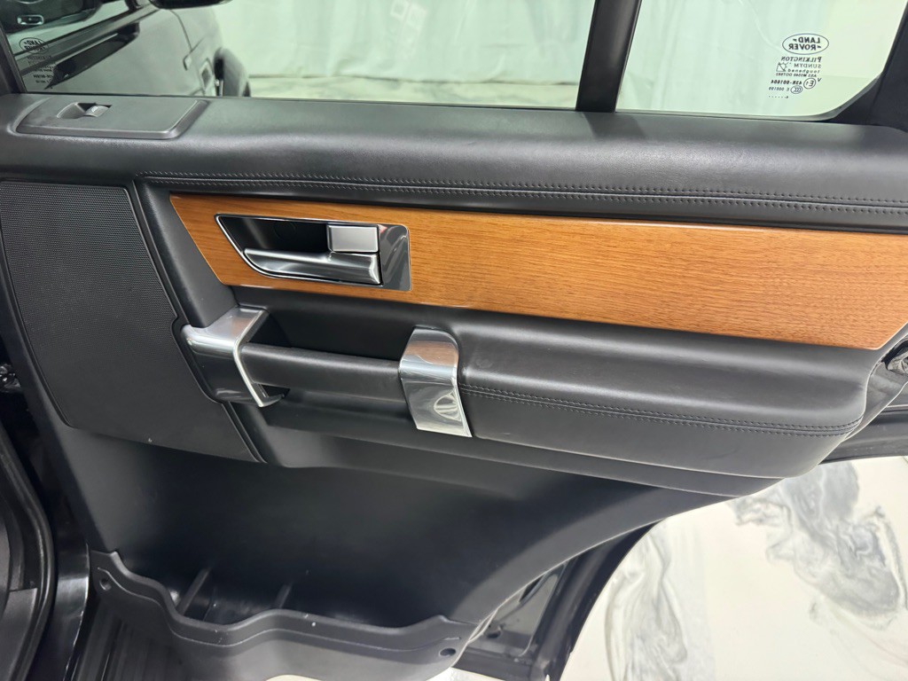 2015 Land Rover LR4 Image 16