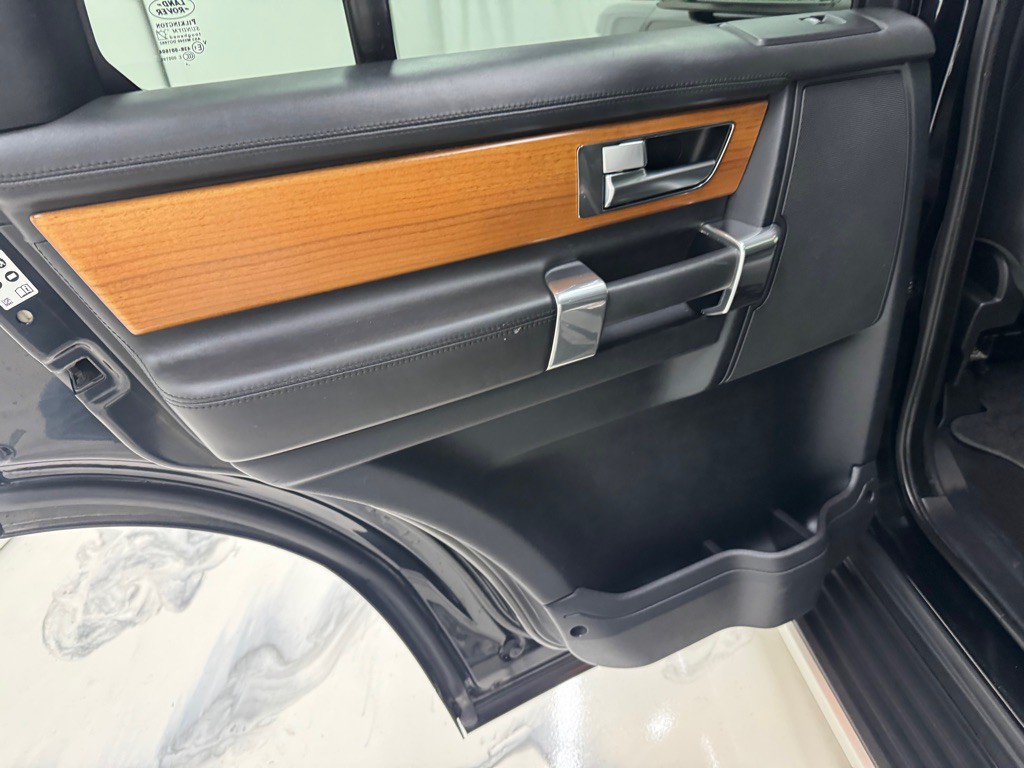 2015 Land Rover LR4 Image 25