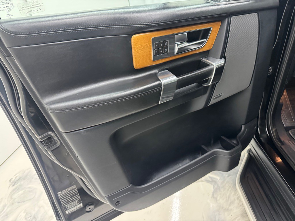 2015 Land Rover LR4 Image 27
