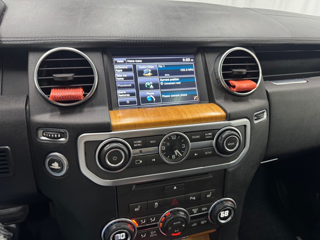 2015 Land Rover LR4 Image 32