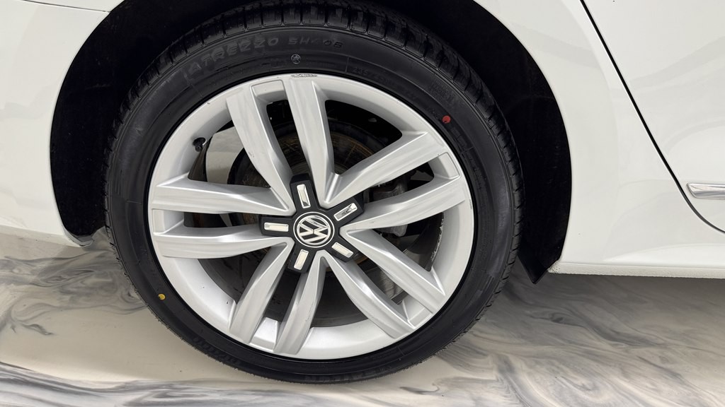2017 Volkswagen Passat Image 13