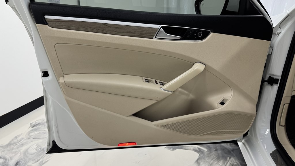 2017 Volkswagen Passat Image 14