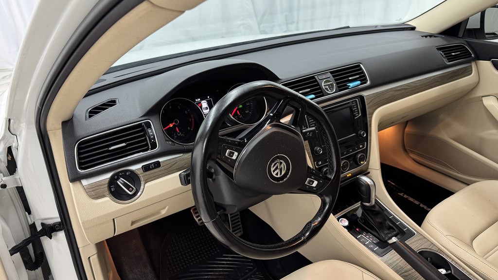 2017 Volkswagen Passat Image 15