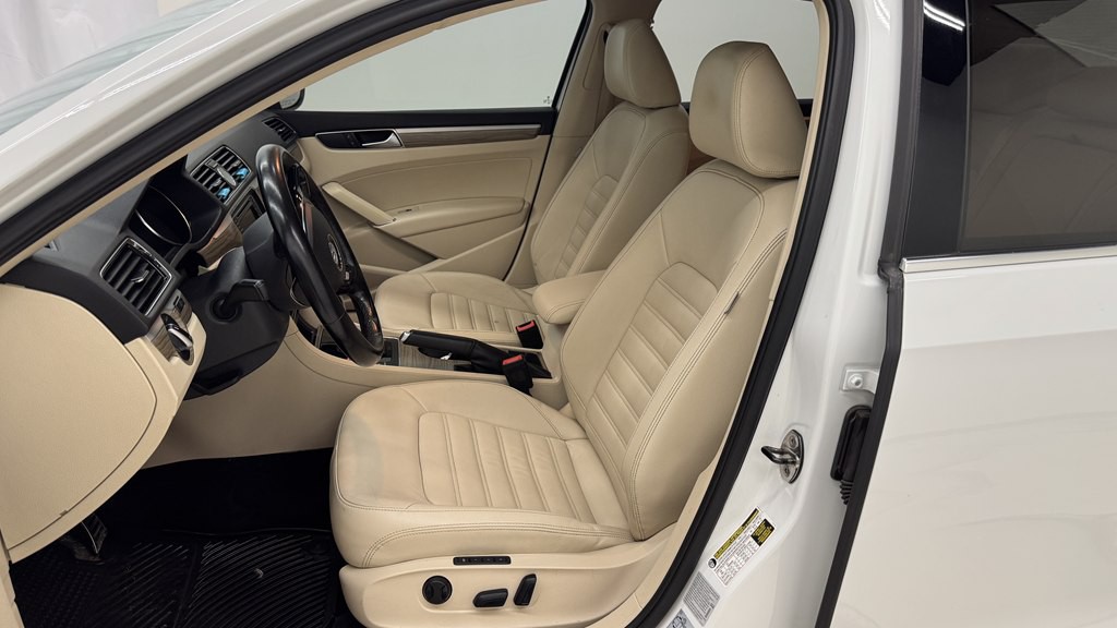2017 Volkswagen Passat Image 16