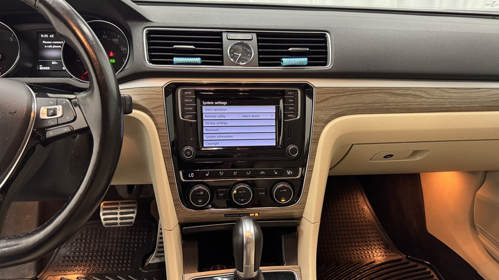 2017 Volkswagen Passat Image 19