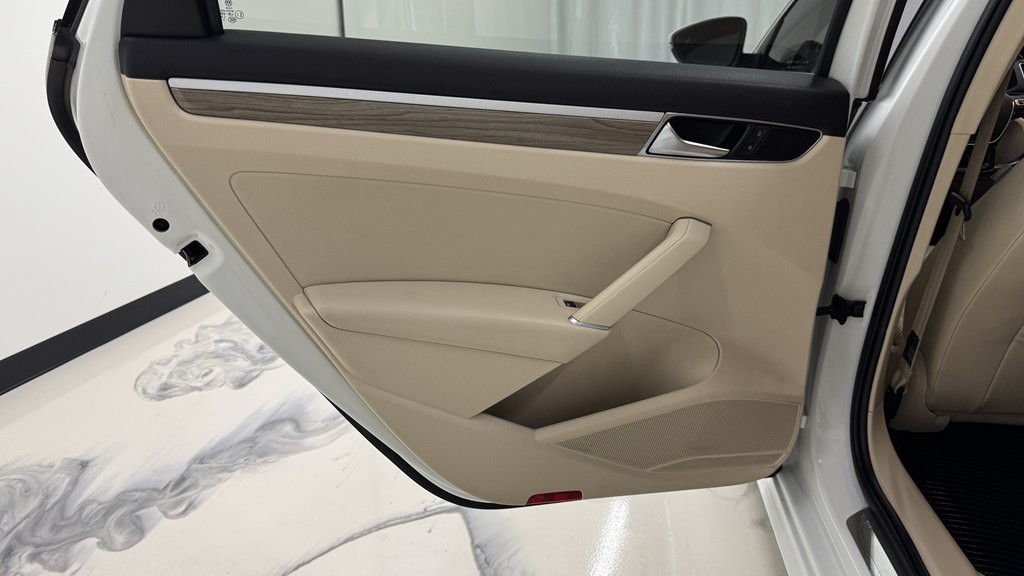 2017 Volkswagen Passat Image 21