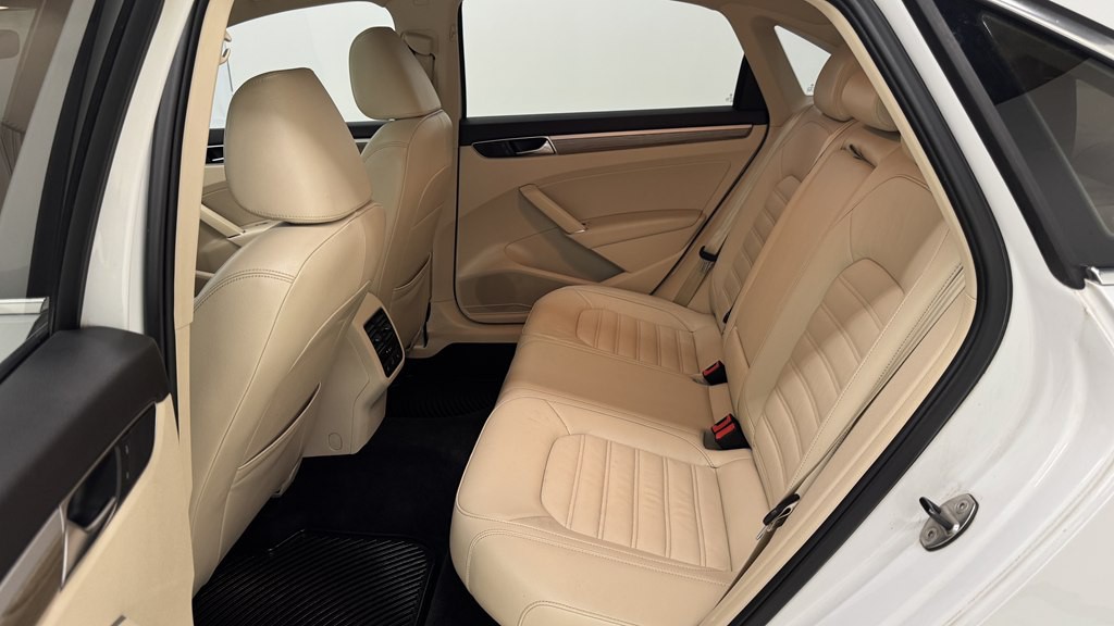 2017 Volkswagen Passat Image 22