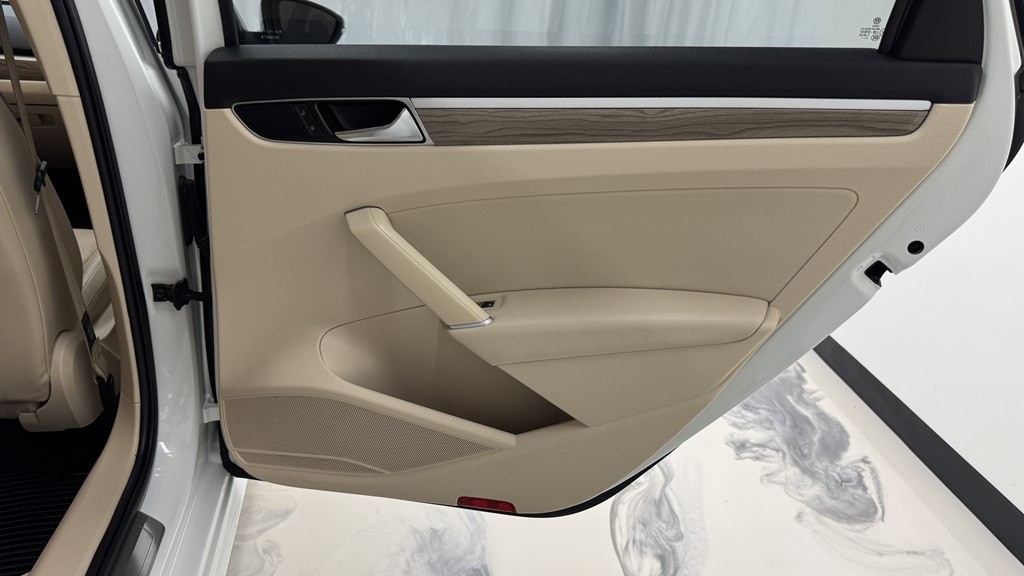 2017 Volkswagen Passat Image 24