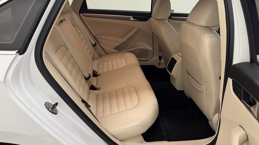 2017 Volkswagen Passat Image 25
