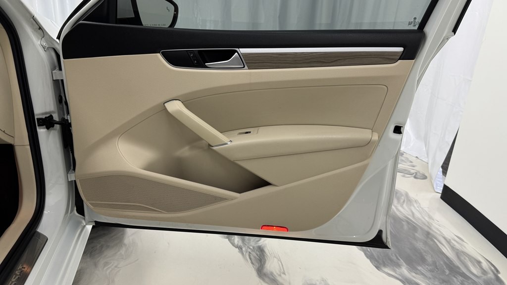 2017 Volkswagen Passat Image 26