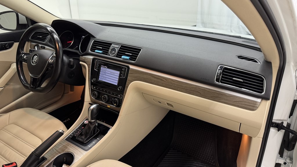 2017 Volkswagen Passat Image 27