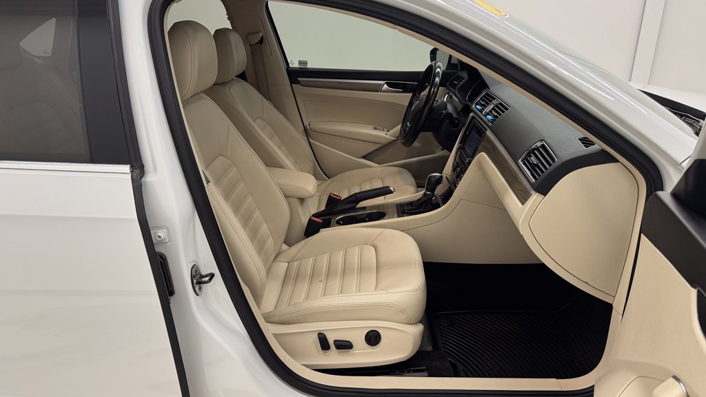 2017 Volkswagen Passat Image 28