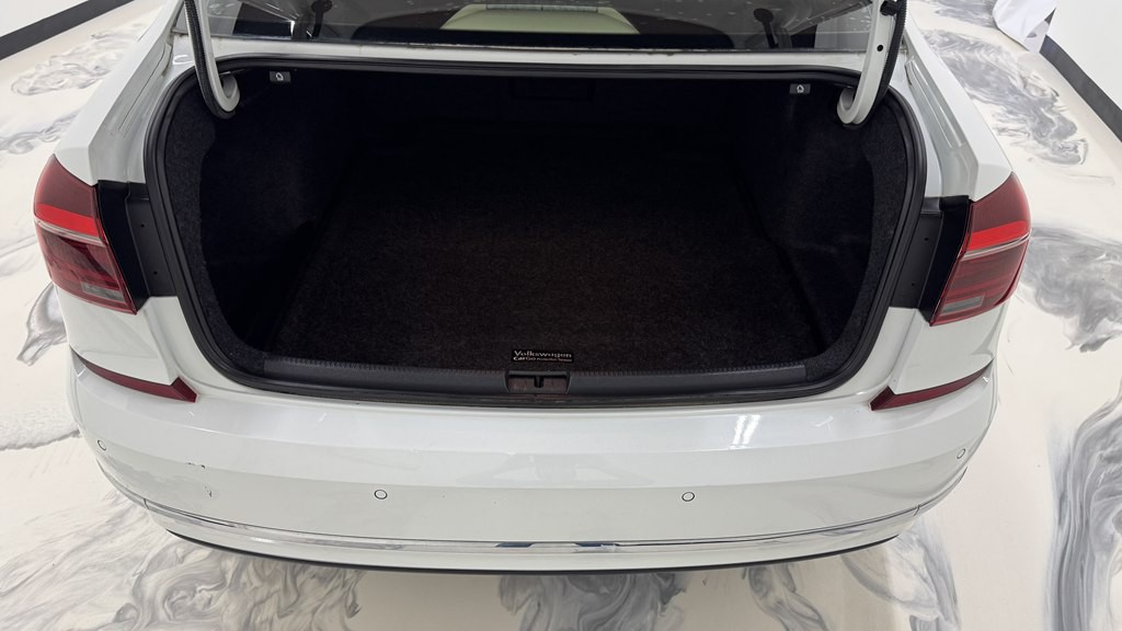 2017 Volkswagen Passat Image 11