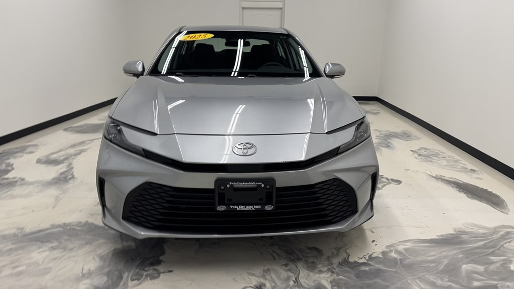 2025 Toyota Camry Image 2