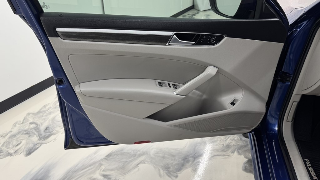 2016 Volkswagen Passat Image 13