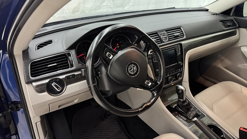 2016 Volkswagen Passat Image 14