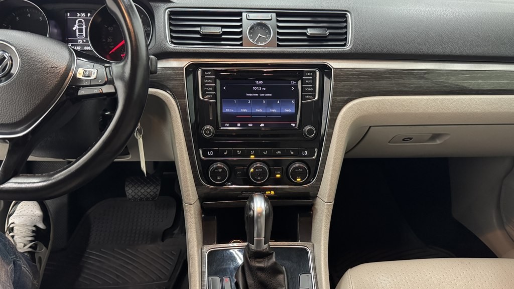 2016 Volkswagen Passat Image 18