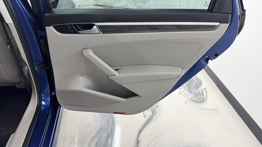 2016 Volkswagen Passat Image 23