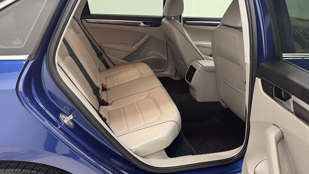 2016 Volkswagen Passat Image 24
